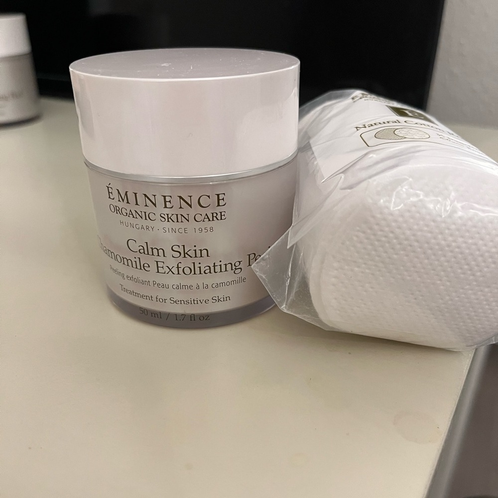 Brand new and never used. Calm Skin Chamomile Exfoliating Peel from Eminence